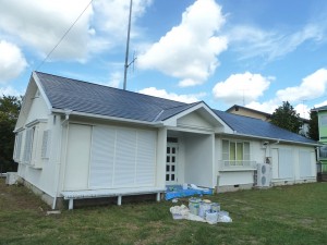 地区の皆様に末永く利用される建物ですので、爽やかなカラーリングでご提案させて頂きました。
木部（軒天）の劣化部は一部交換をさせて頂きました。