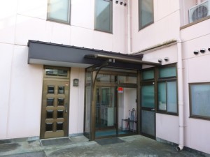 庇部分の補修が完了した後も　屋上の防水についてや
内装のことなどもご相談を頂きました。
地元の業者（当社から車で５分ほどの距離）という強みを生かして
フットワーク軽く　いつでも気軽にご相談して頂ける会社を目指していきます。
ありがとうございました。
　