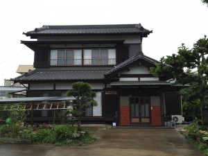 当初と比べ落ち着いた雰囲気になりました。
屋根も土台から直したのでボリュームがでて綺麗です。